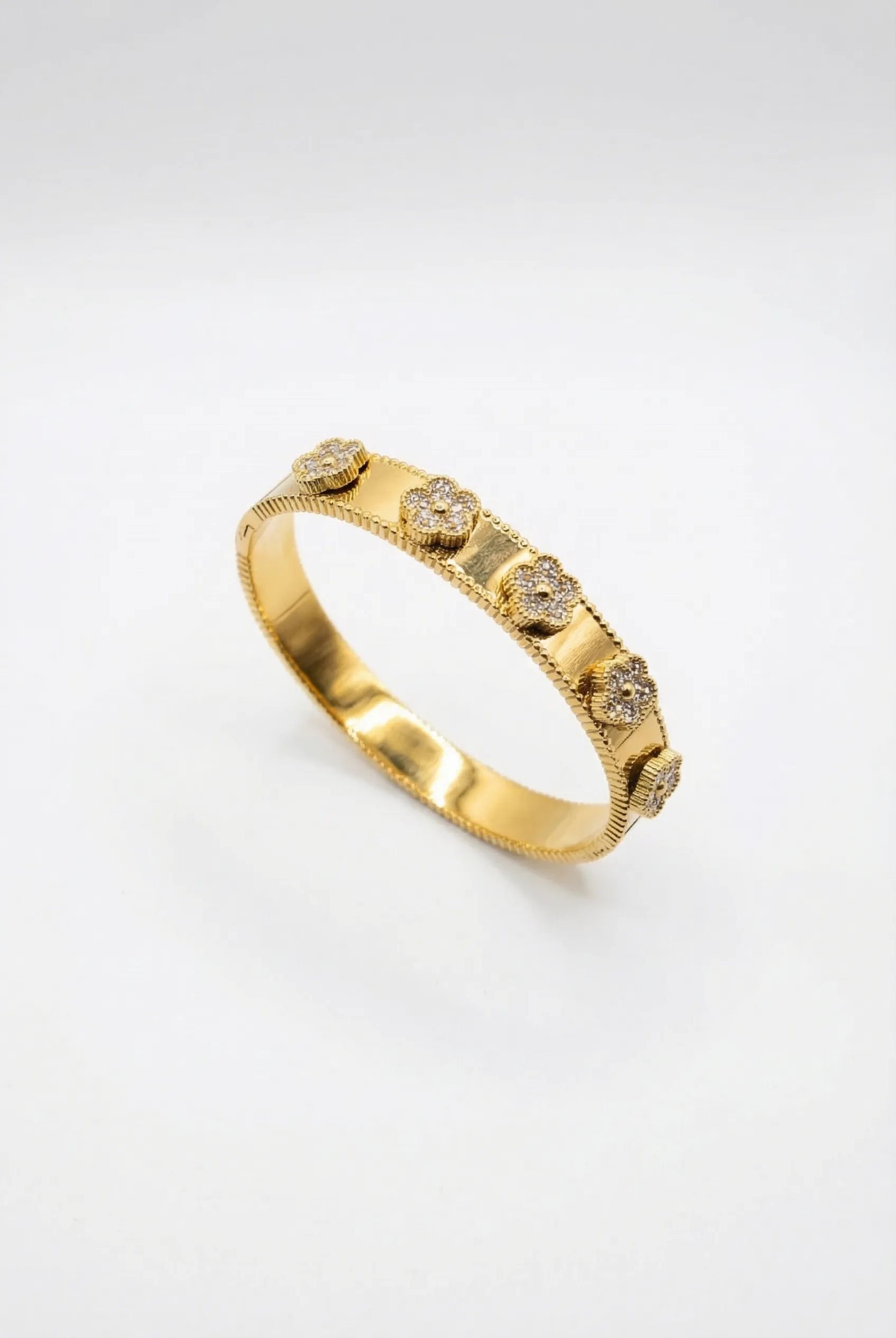 ✨ Pourquoi tes bijoux doivent dire qui tu es (et pas juste compléter ta tenue)